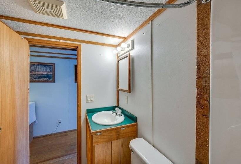 Buena Vista Cabin: Tranquil Haven Near Town Square