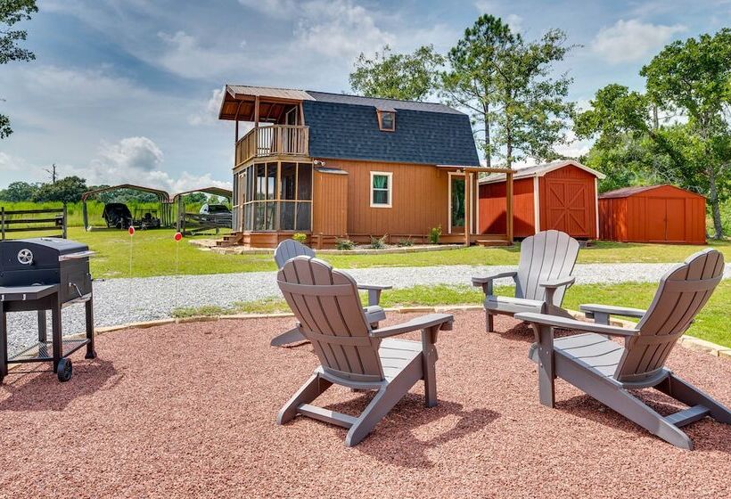 Buena Vista Cabin: Tranquil Haven Near Town Square