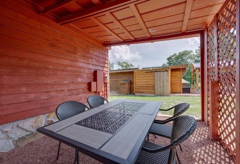 Buena Vista Cabin: Tranquil Haven Near Town Square