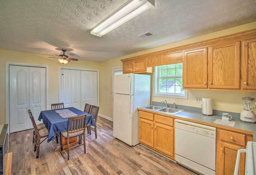 Cartersville Family Home W/ Spacious Backyard