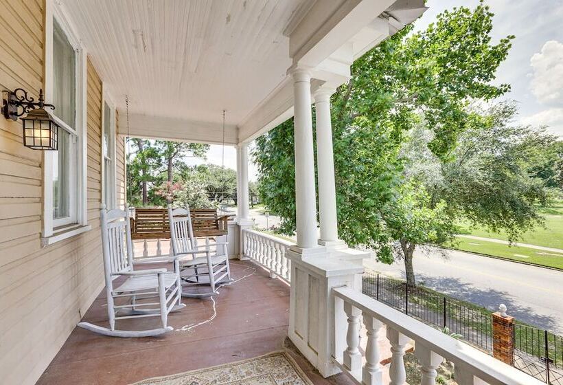 Central Albany Home With Covered Porch & Patio!