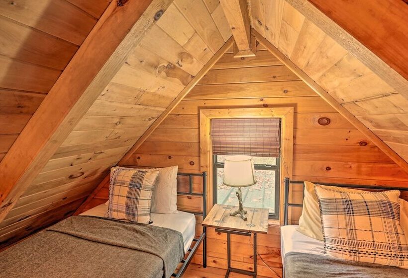 Charming Blue Ridge Cabin W/ Deck + Grill!