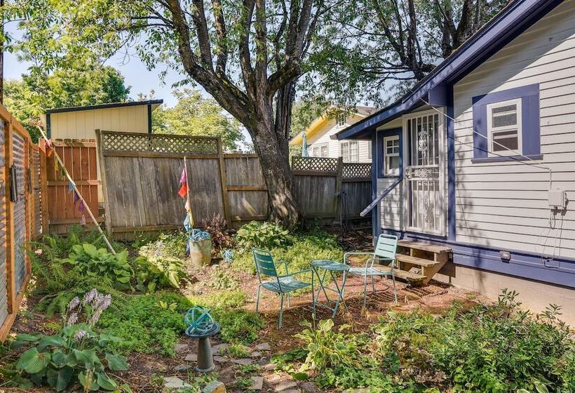 Charming City Cottage ~ 8 Mi To Downtown Portland!