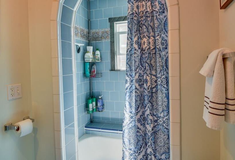 Charming City Cottage ~ 8 Mi To Downtown Portland!