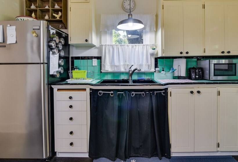 Charming City Cottage ~ 8 Mi To Downtown Portland!