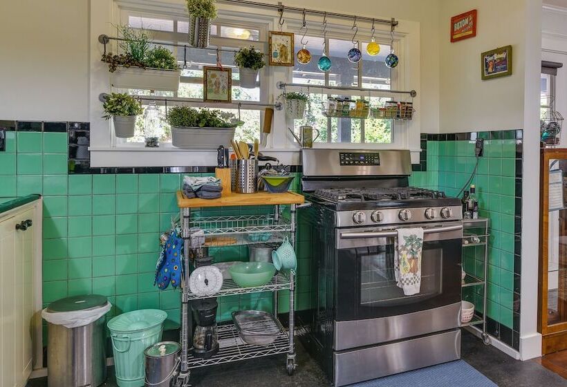 Charming City Cottage ~ 8 Mi To Downtown Portland!