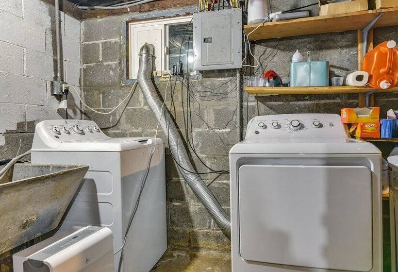 Charming City Cottage ~ 8 Mi To Downtown Portland!