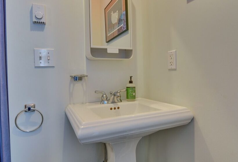 Charming City Cottage ~ 8 Mi To Downtown Portland!