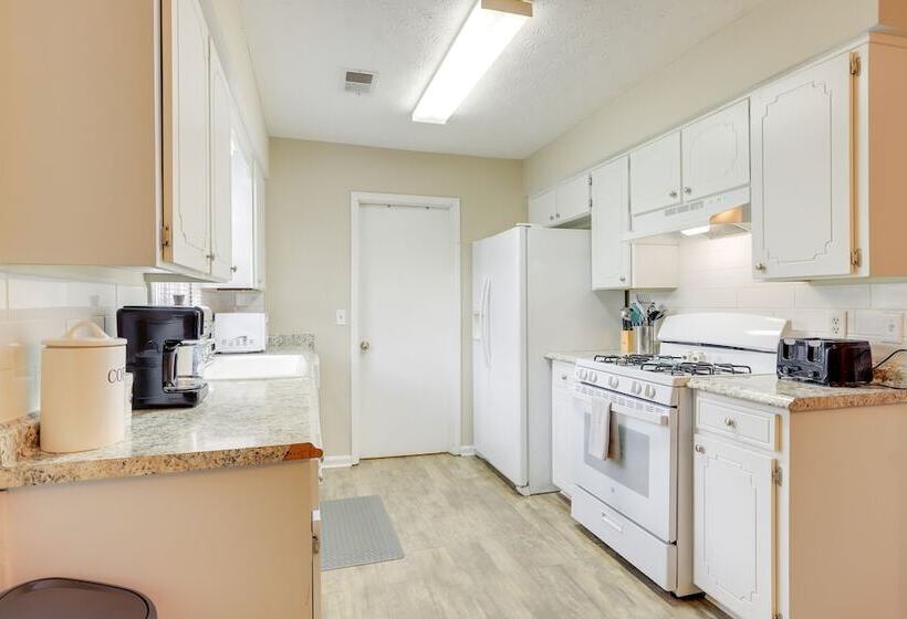 Charming Columbus Home W/ Yard 10 Mi To Dtwn!