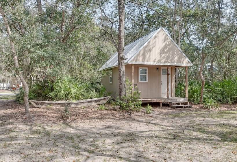 Charming Darien Hideaway W/ Porch, Near Downtown!