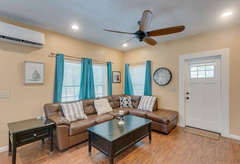 Charming Darien Hideaway W/ Porch, Near Downtown!