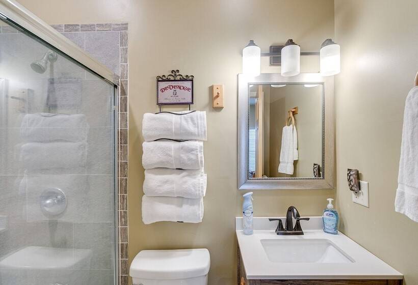 Charming Darien Hideaway W/ Porch, Near Downtown!