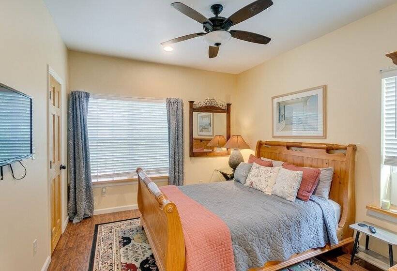 Charming Darien Hideaway W/ Porch, Near Downtown!