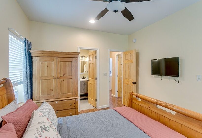 Charming Darien Hideaway W/ Porch, Near Downtown!