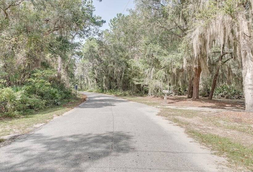 Charming Darien Hideaway W/ Porch, Near Downtown!