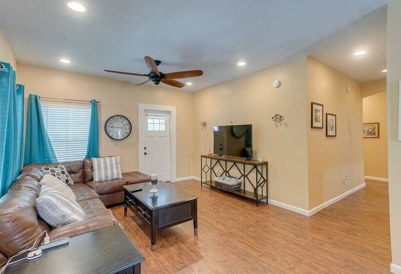 Charming Darien Hideaway W/ Porch, Near Downtown!