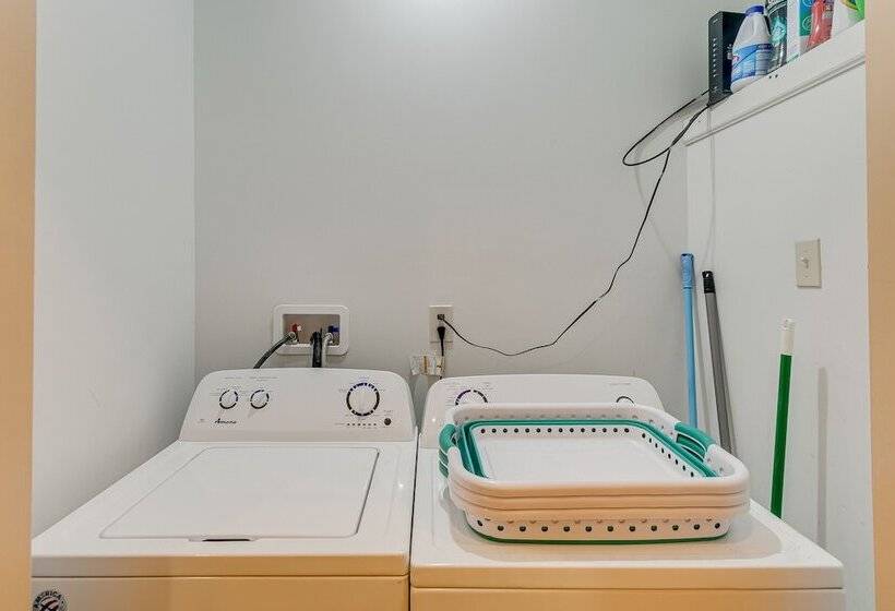 Charming Darien Hideaway W/ Porch, Near Downtown!