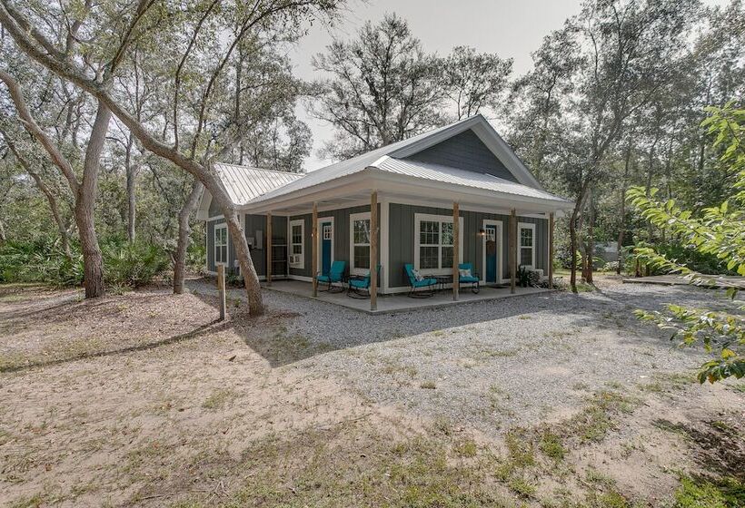 Charming Darien Hideaway W/ Porch, Near Downtown!