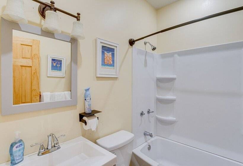 Charming Darien Hideaway W/ Porch, Near Downtown!