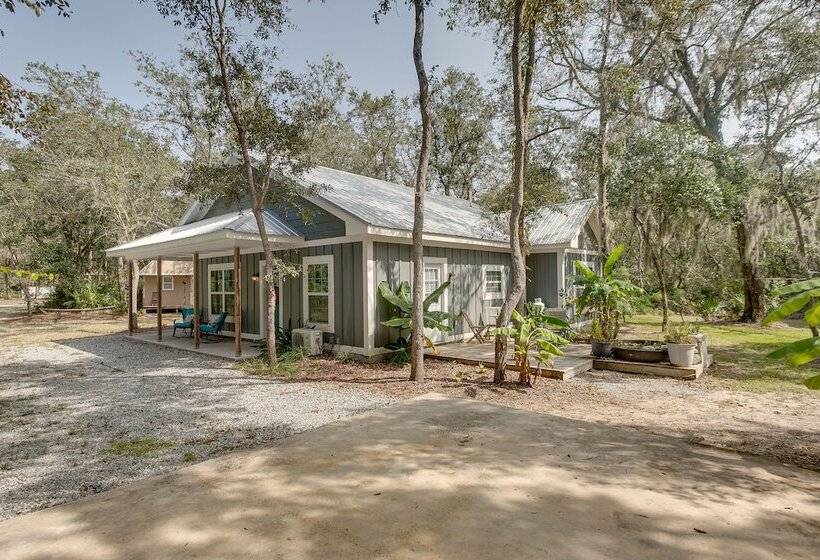 Charming Darien Hideaway W/ Porch, Near Downtown!