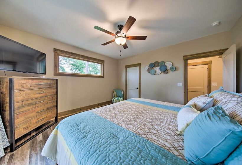 Charming Ellijay Escape: Hot Tub + Game Room