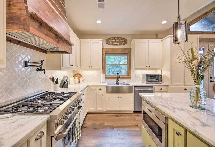 Charming Ellijay Escape: Hot Tub + Game Room