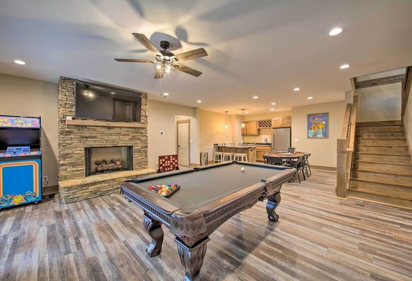 Charming Ellijay Escape: Hot Tub + Game Room