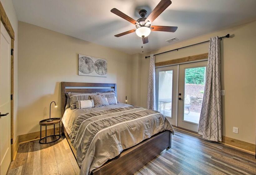 Charming Ellijay Escape: Hot Tub + Game Room