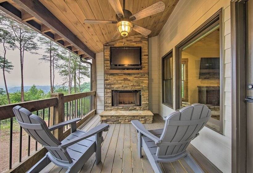Charming Ellijay Escape: Hot Tub + Game Room