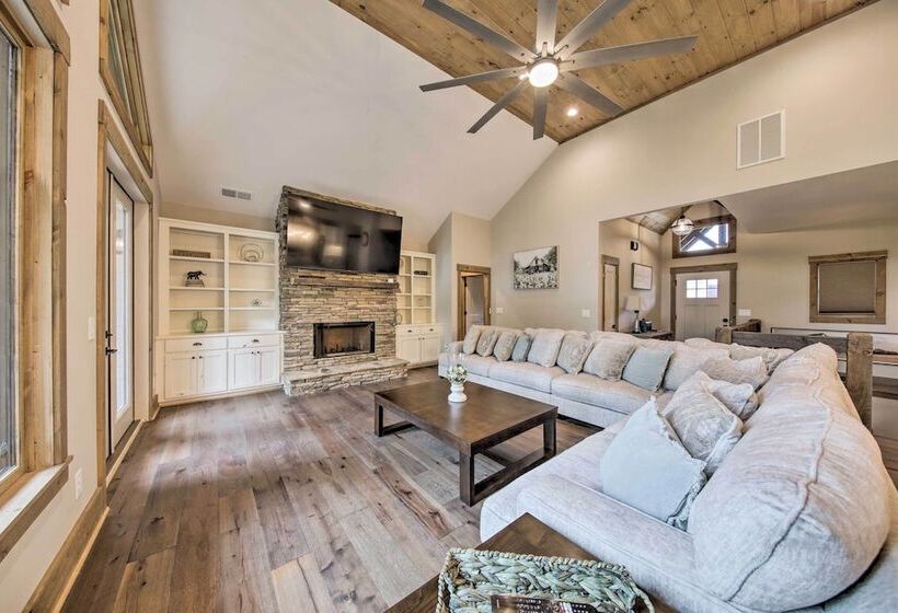 Charming Ellijay Escape: Hot Tub + Game Room
