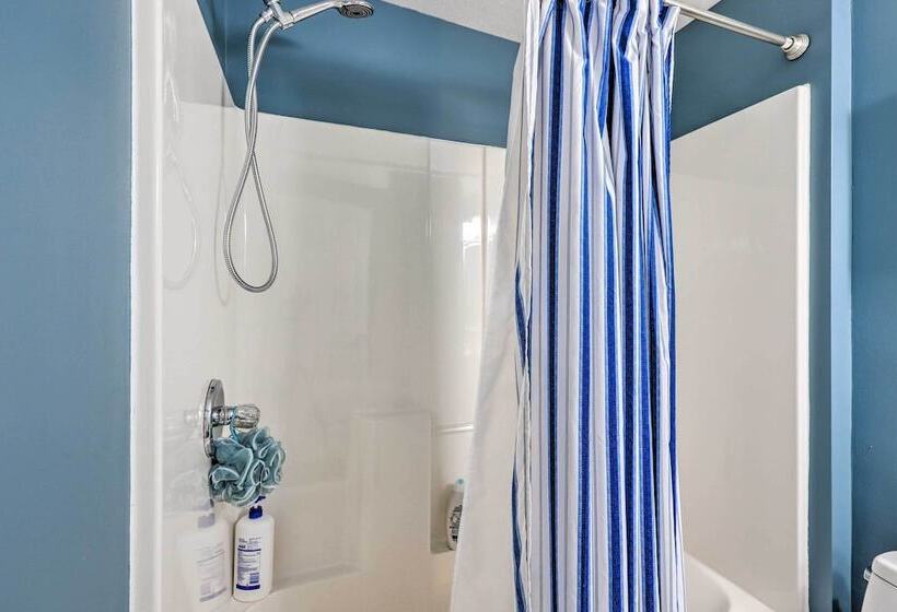 Charming Georgia Abode W/ Hot Tub & Grill!