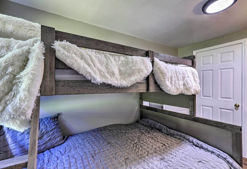 Charming Georgia Abode W/ Hot Tub & Grill!