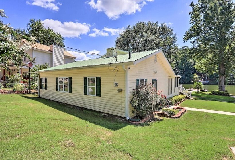 Charming Georgia Abode W/ Hot Tub & Grill!