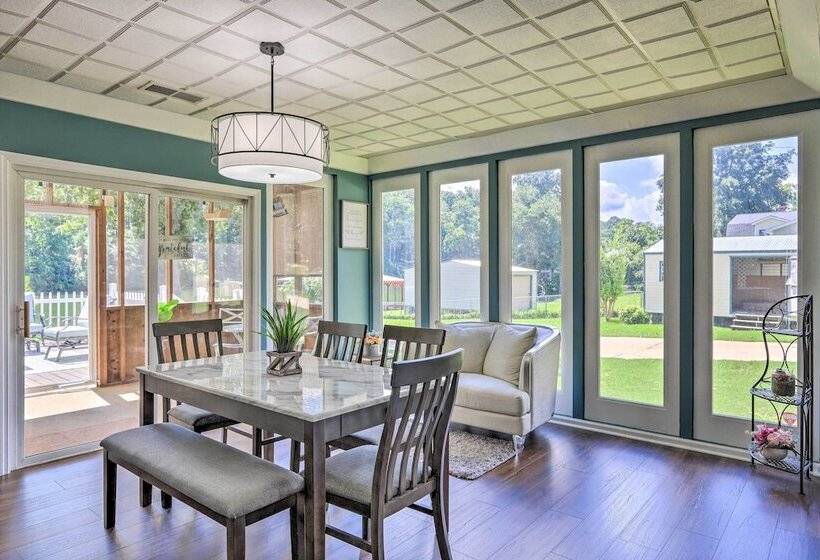 Charming Georgia Abode W/ Hot Tub & Grill!
