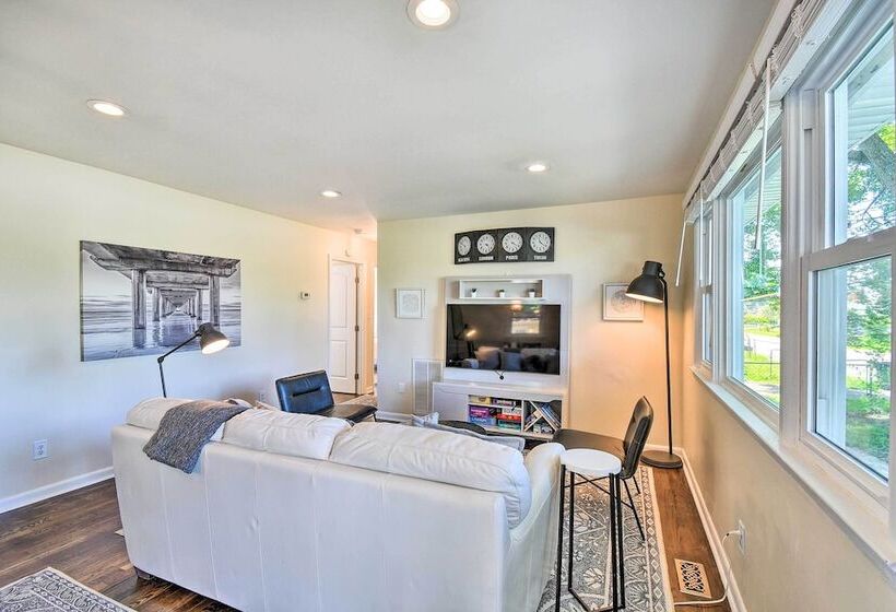 Charming Hampton Home W/ Yard: 2 Mi To Beach!