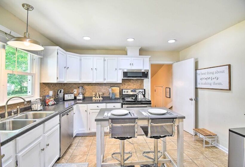 Charming Hampton Home W/ Yard: 2 Mi To Beach!