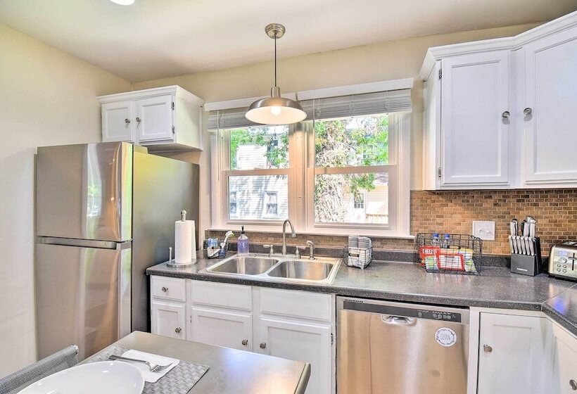 Charming Hampton Home W/ Yard: 2 Mi To Beach!