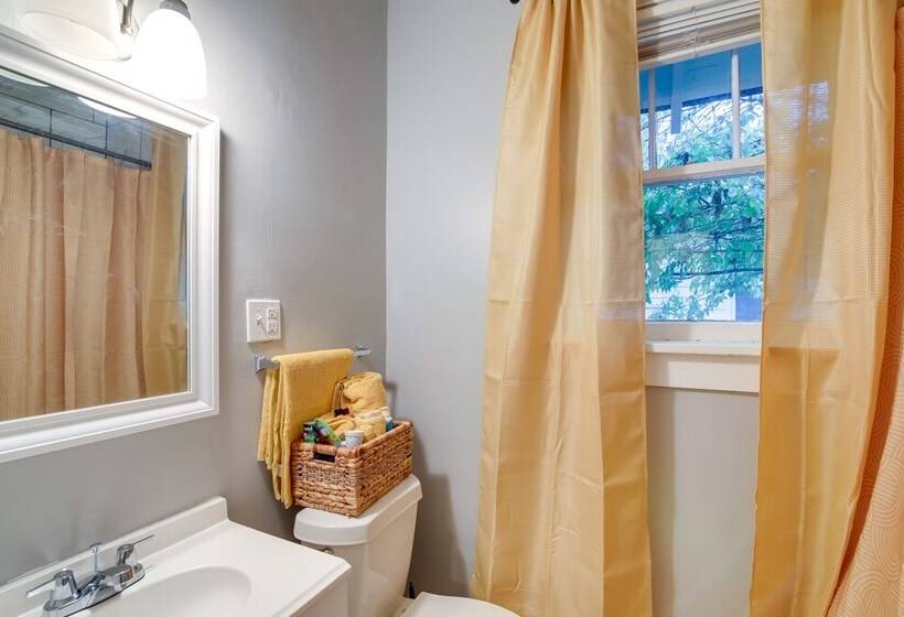 Charming Home: 2 Mi To Downtown Memphis & Zoo