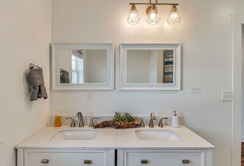 Charming Indianapolis Home Near Newfields!