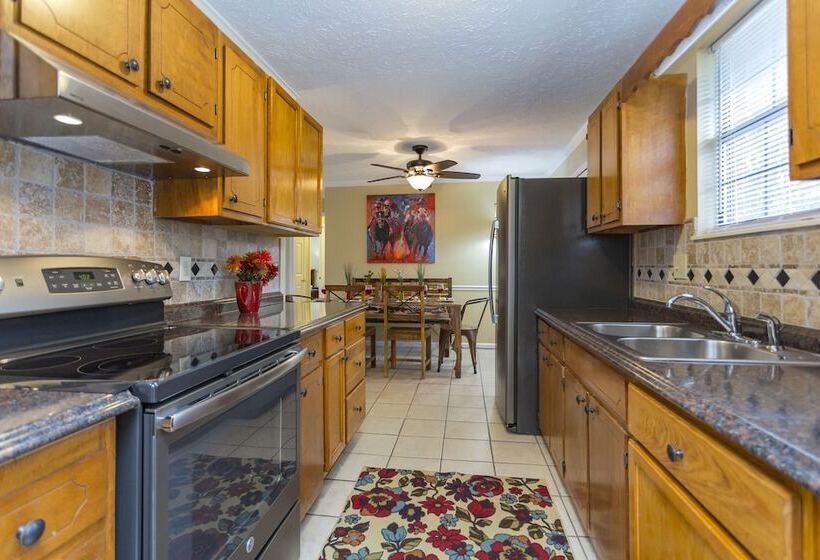 Charming Nashville Home Near Restaurants & Bars!