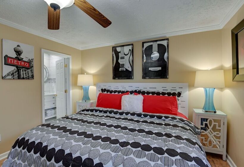 Charming Nashville Home Near Restaurants & Bars!