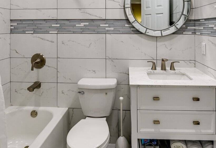 Charming Nashville Home Near Restaurants & Bars!