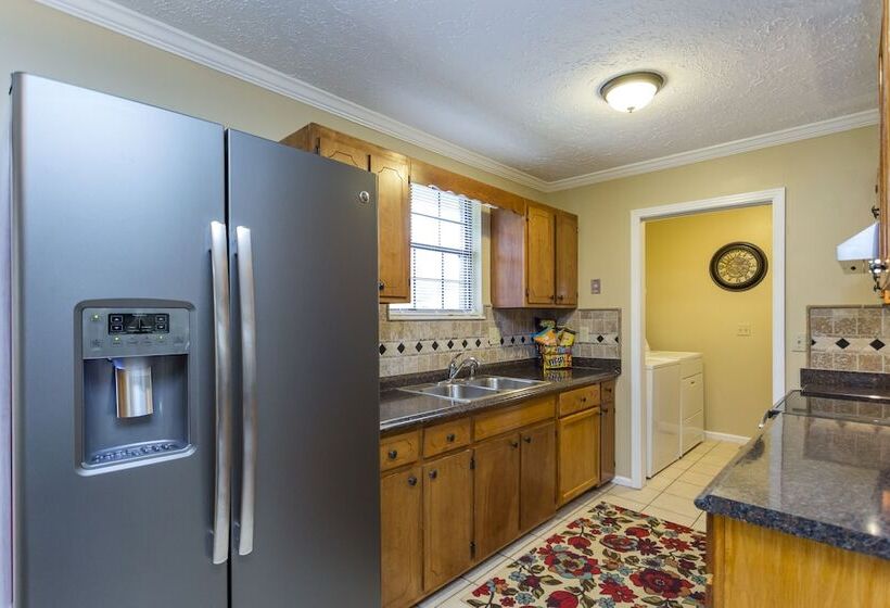 Charming Nashville Home Near Restaurants & Bars!