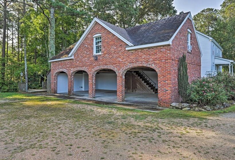 Charming Newnan Carriage House On 95 Acres!