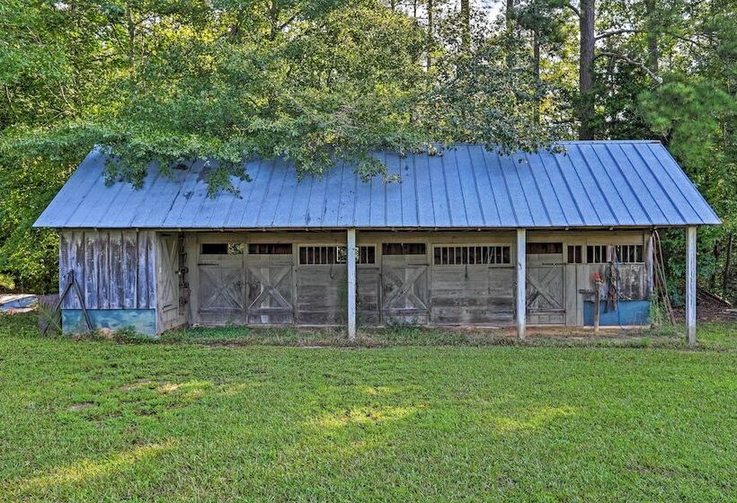 Charming Newnan Carriage House On 95 Acres!