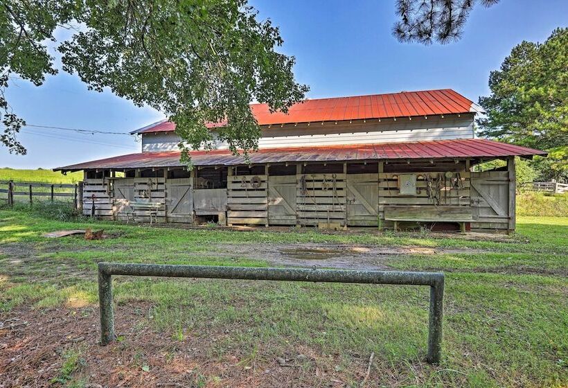 Charming Newnan Carriage House On 95 Acres!