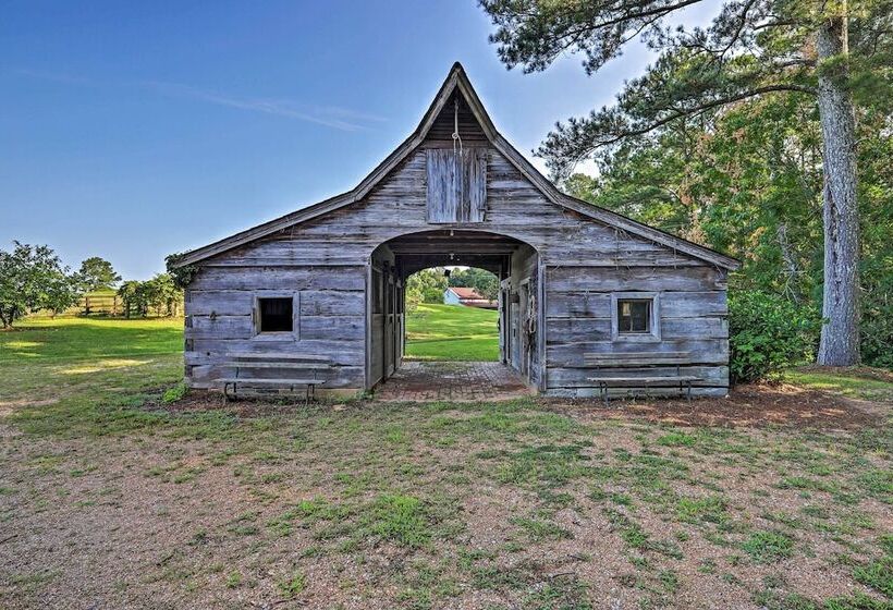Charming Newnan Carriage House On 95 Acres!