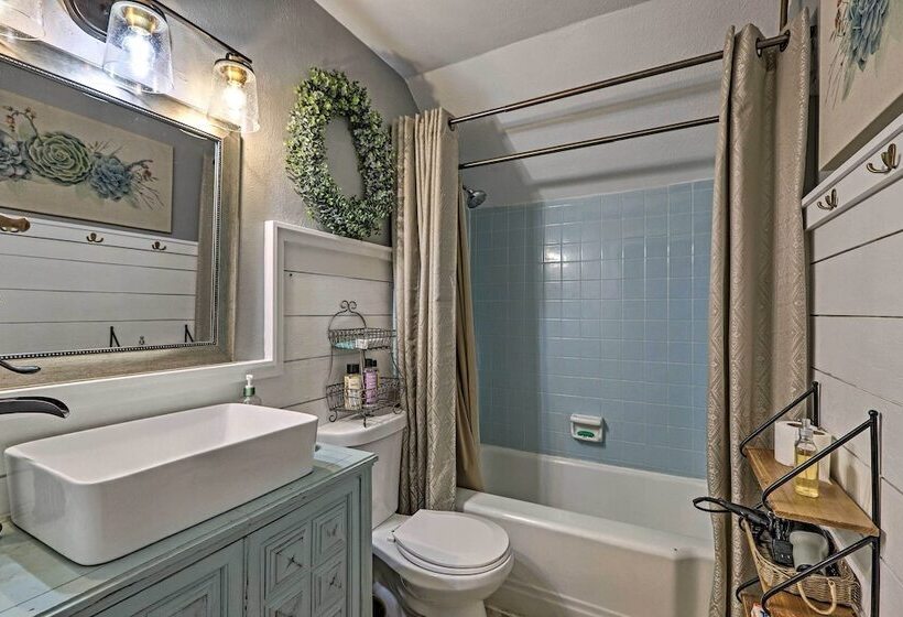 Charming Newnan Carriage House On 95 Acres!