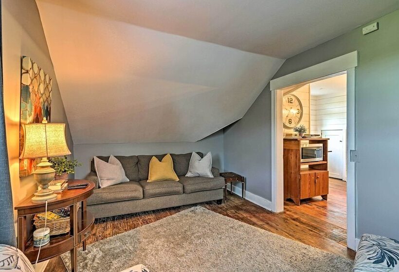 Charming Newnan Carriage House On 95 Acres!