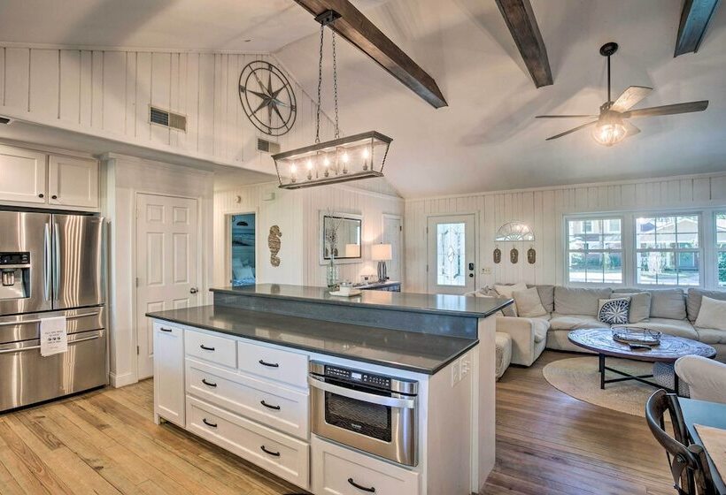 Charming Simons Cottage W/ Porch: Half Mi To Beach